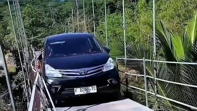 minibus-seberangi-sungai-dengan-jembatan-gantung-1783870582716_169