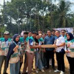 A Yadi Rusmayadi dan Mahasiswa KKN Kartamulia Perkuat Penerangan Desa Sukamulya
