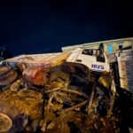 Diduga Rem Blong Saat Menyalip, Truk Tabrak Mobil, Motor, dan Rumah di Ciganea